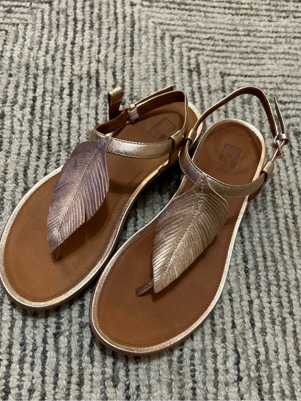 Fitflop Tia Feather Women’s Metallic Leaf Thong Sandals Rose Gold Size 7